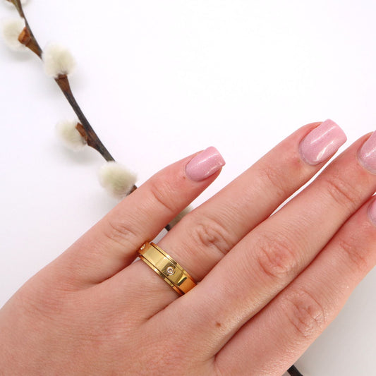 Anxiety ring (Zirkonia) Goud om vinger