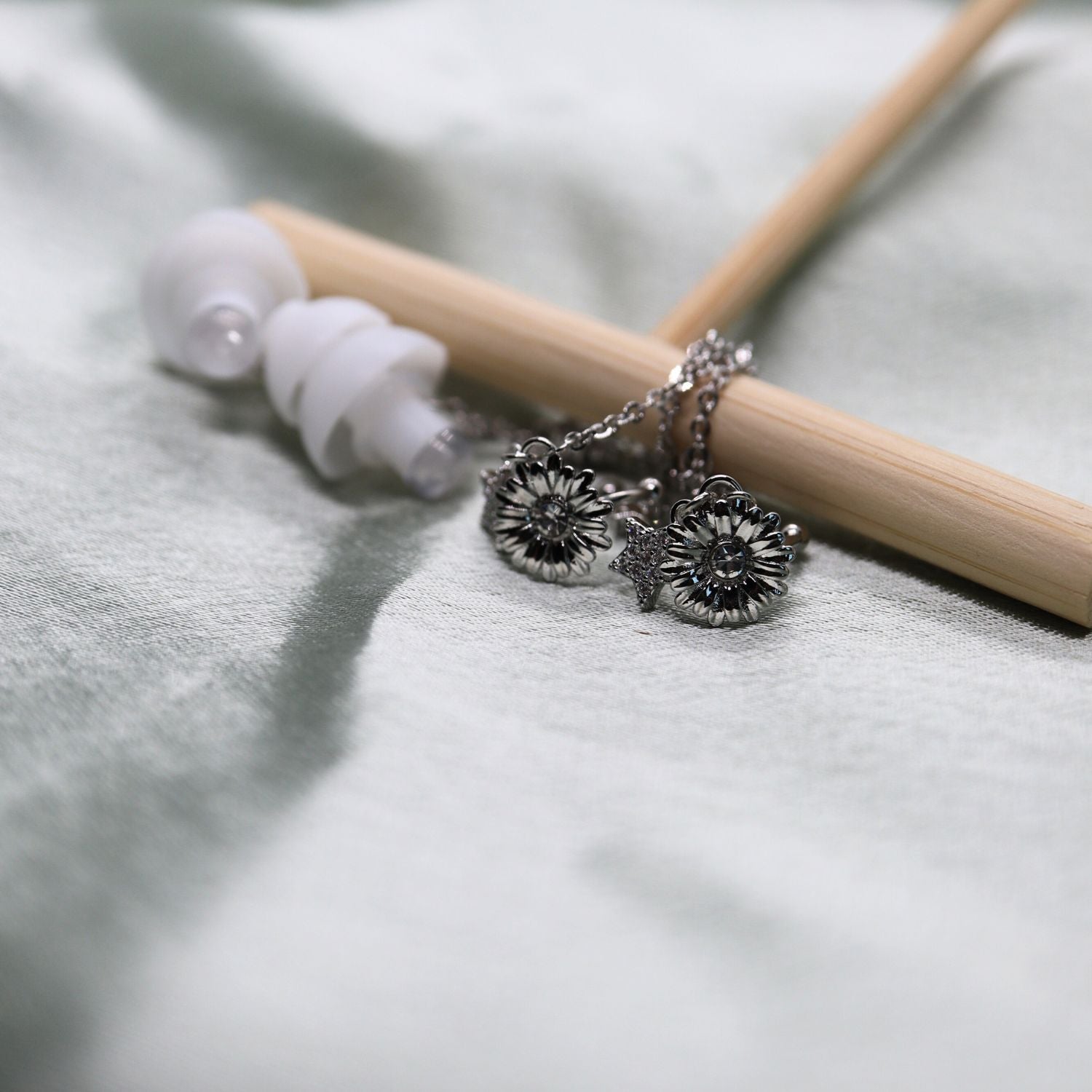 Earcuffs Voor Oordopjes (Bloem Sterretjes) Zilverkleurig Sfeerbeeld