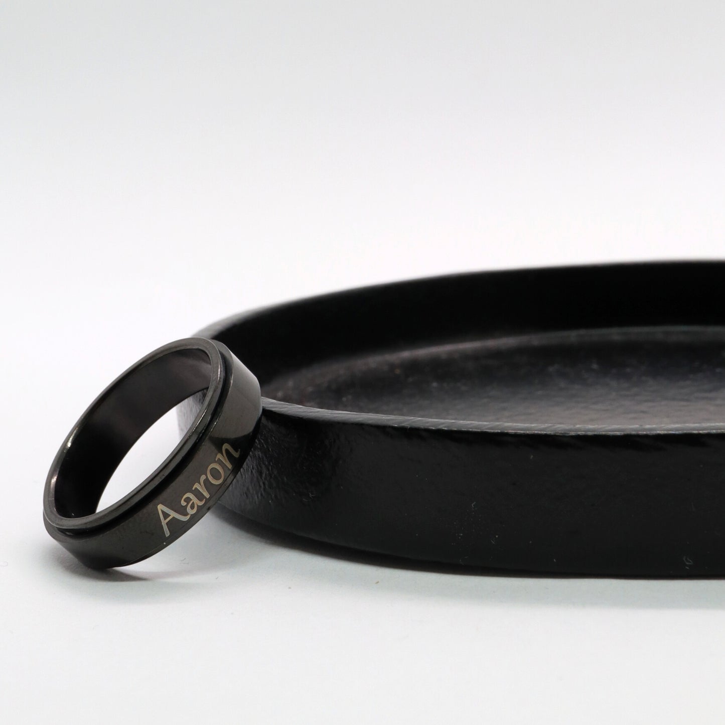 Anxiety Ring (Graveerbaar) Zwart Sfeerbeeld met gravering