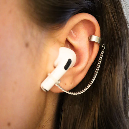 Earcuffs Voor Oordopjes Zilver RVS op model met Airpods