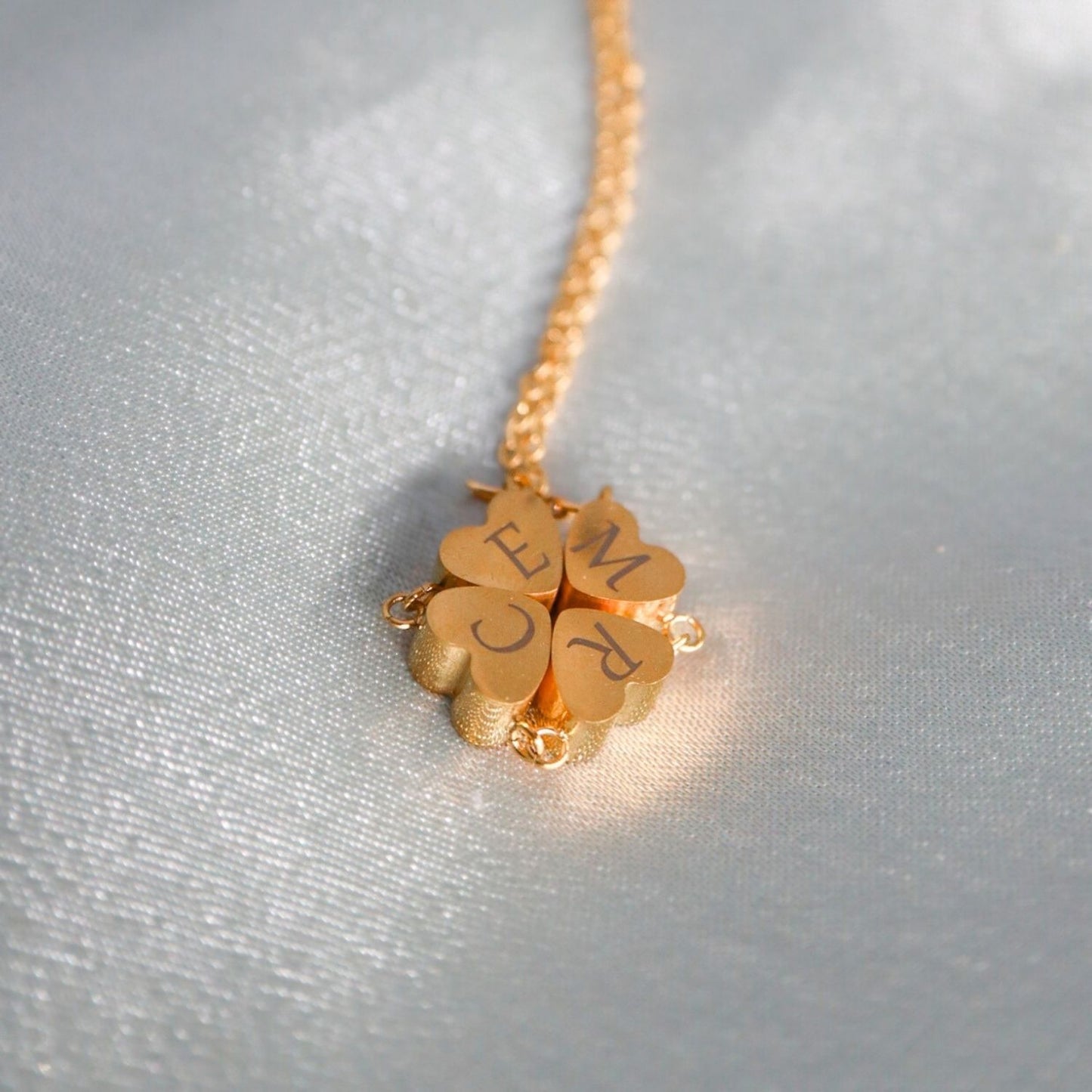 Klavertje vier ketting / hartjes ketting goud (Graveerbaar) Sfeerbeeld