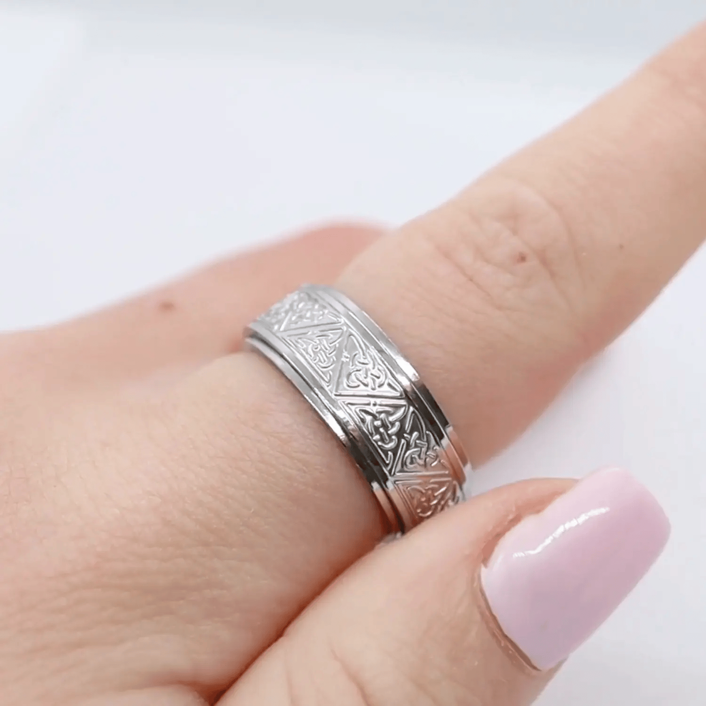 Anxiety Ring (Keltisch) Zilver in beweging