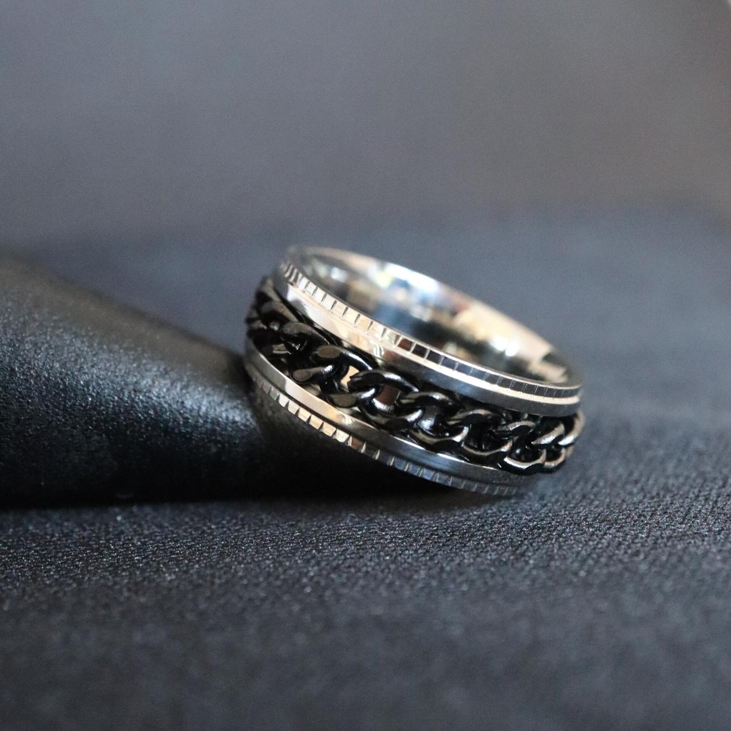 Anxiety Ring (ketting) Zilver-Zwart sfeerafbeelding